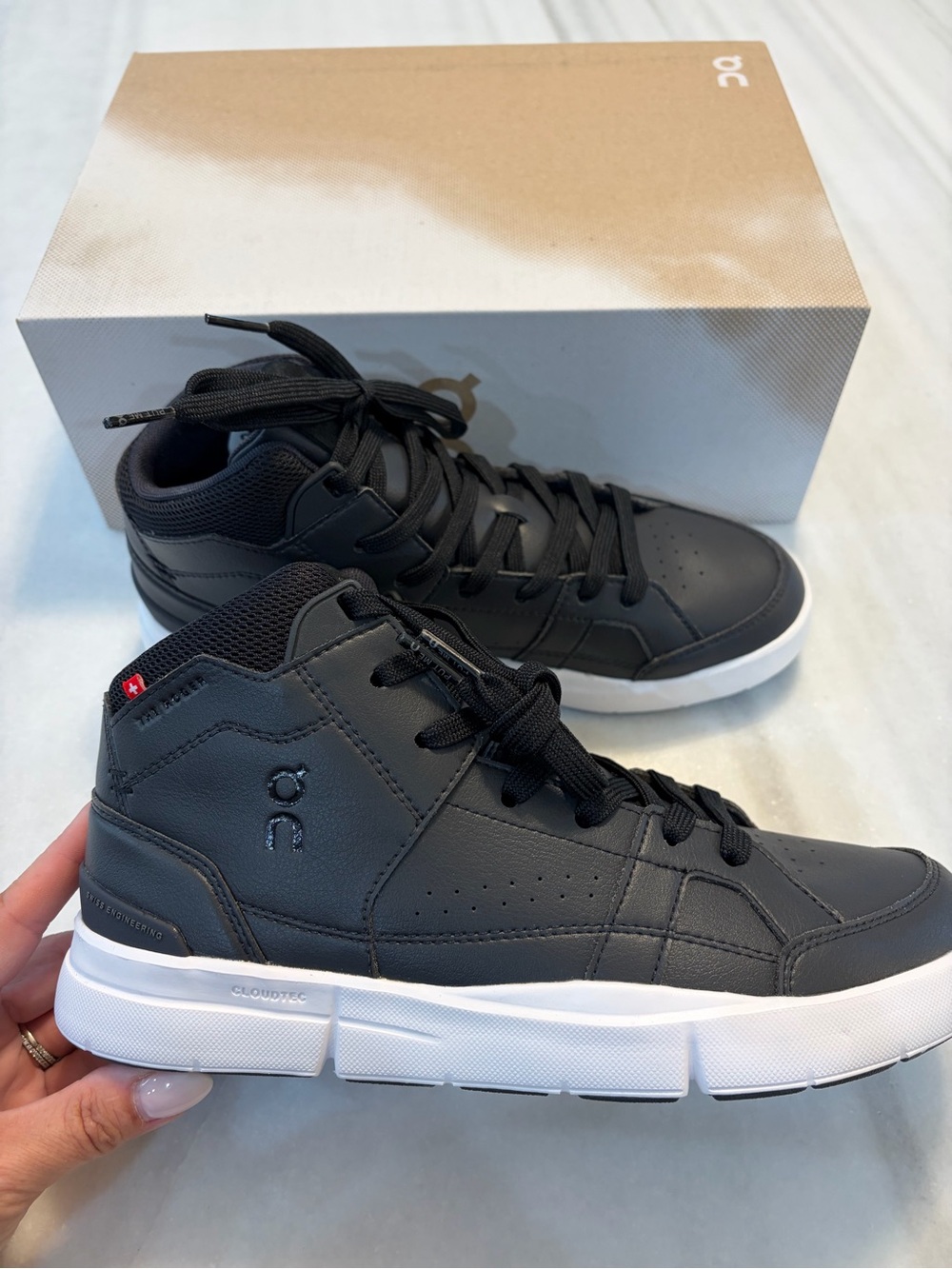 On Roger Clubhouse Black/White Mid-Top Sneakers